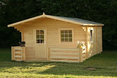 einfache Holzhütte als Gartenhaus
